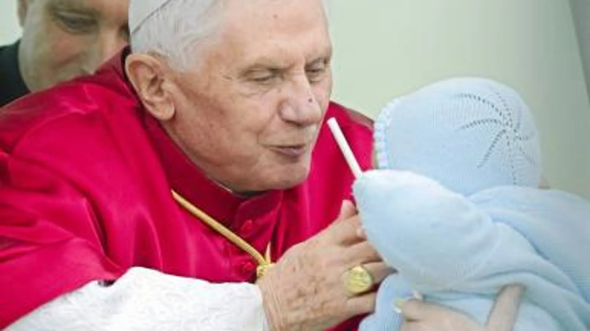 Benedicto XVI siempre tiene un instante para detenerse en sus viajes y bendecir a los más pequeños