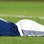 Messi, desesperado en el suelo, después de fallar una ocasión ante la portería uruguaya