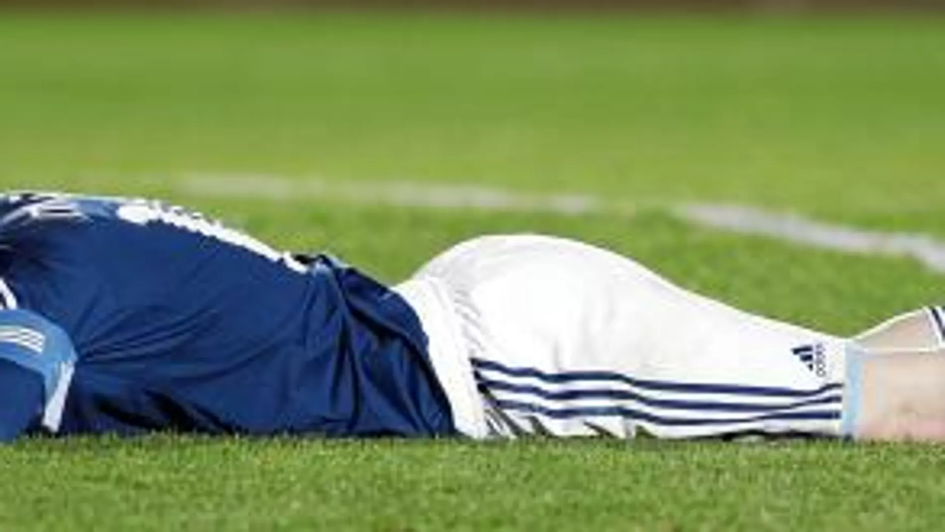 Messi, desesperado en el suelo, después de fallar una ocasión ante la portería uruguaya