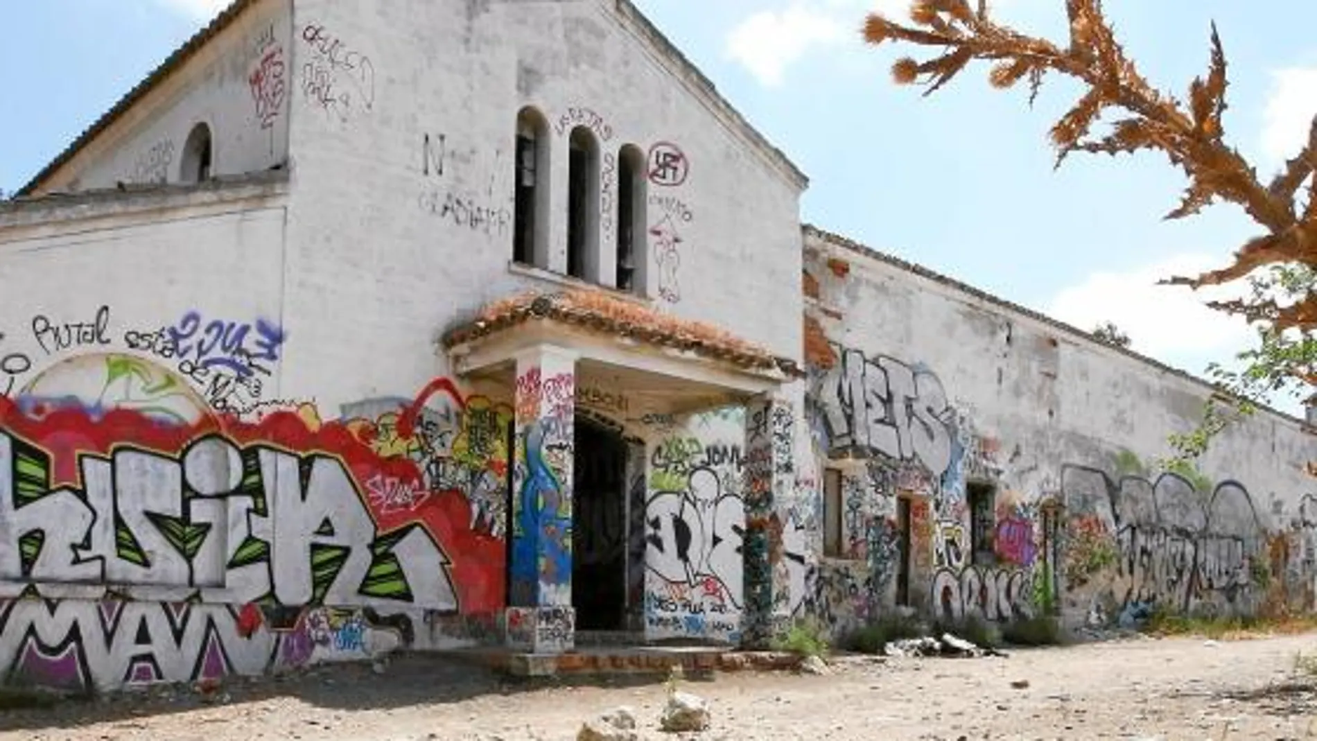 Los jóvenes organizan fiestas ilegales en esta finca abandonada de Getafe desde hace años