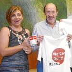 Elena Valenciano y Rubalcaba, con la camiseta que ayer le regalaron por su 60 cumpleaños