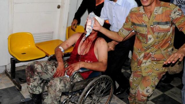 Un soldado egipcio recibe ayuda médica en un hospital tras los enfrentamientos