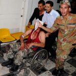 Un soldado egipcio recibe ayuda médica en un hospital tras los enfrentamientos