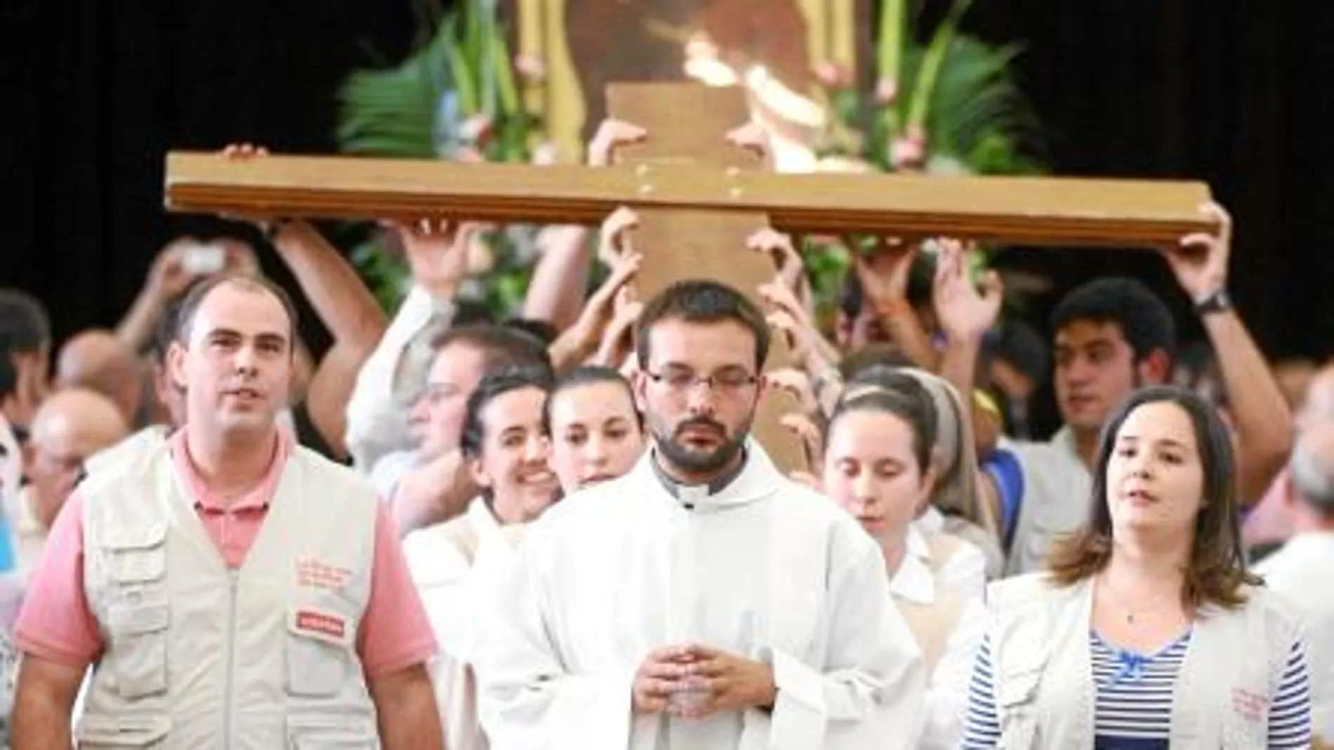 La catedral de La Almudena acogió ayer una Vigilia para recibir los símbolos de la JMJ