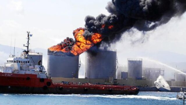 Los bomberos gibraltareños intentaron sin éxito que el fuego no afectara a otros tanques