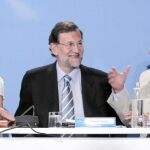 Mariano Rajoy, Javier Arenas y Dolores de Cospedal, ayer en la intermunicipal en Sevilla