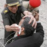 El general Rawani auxilia a un manifestante