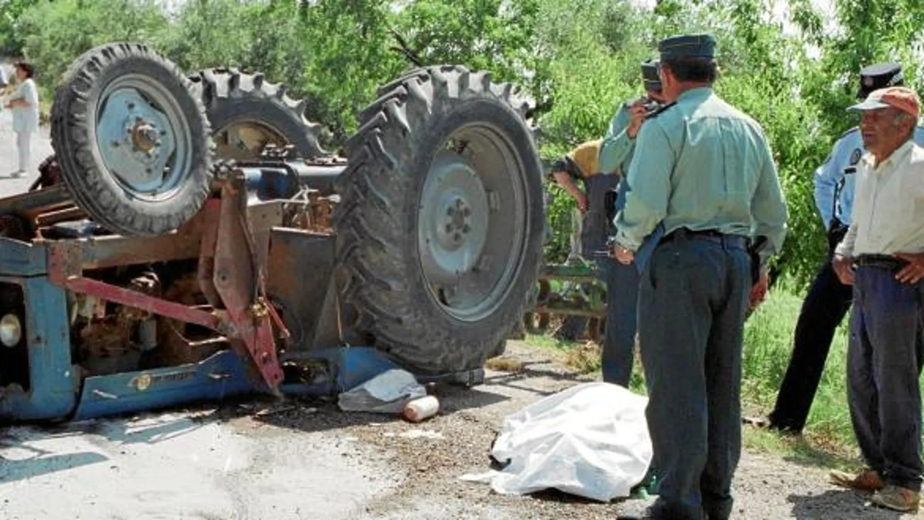 La Guardia Civil levanta atestado del vuelco de un tractor con resultado de muerte