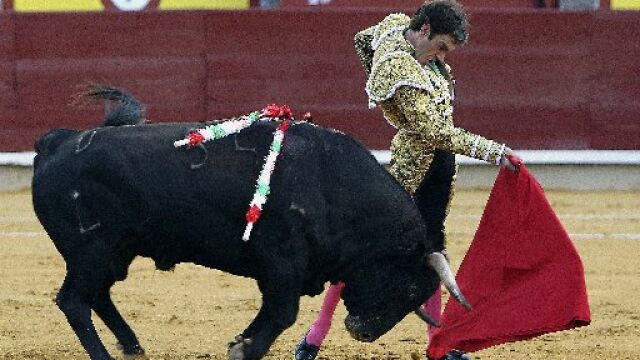 José Tomás torea con la muleta a uno de sus toros, ayer en Ciudad Real