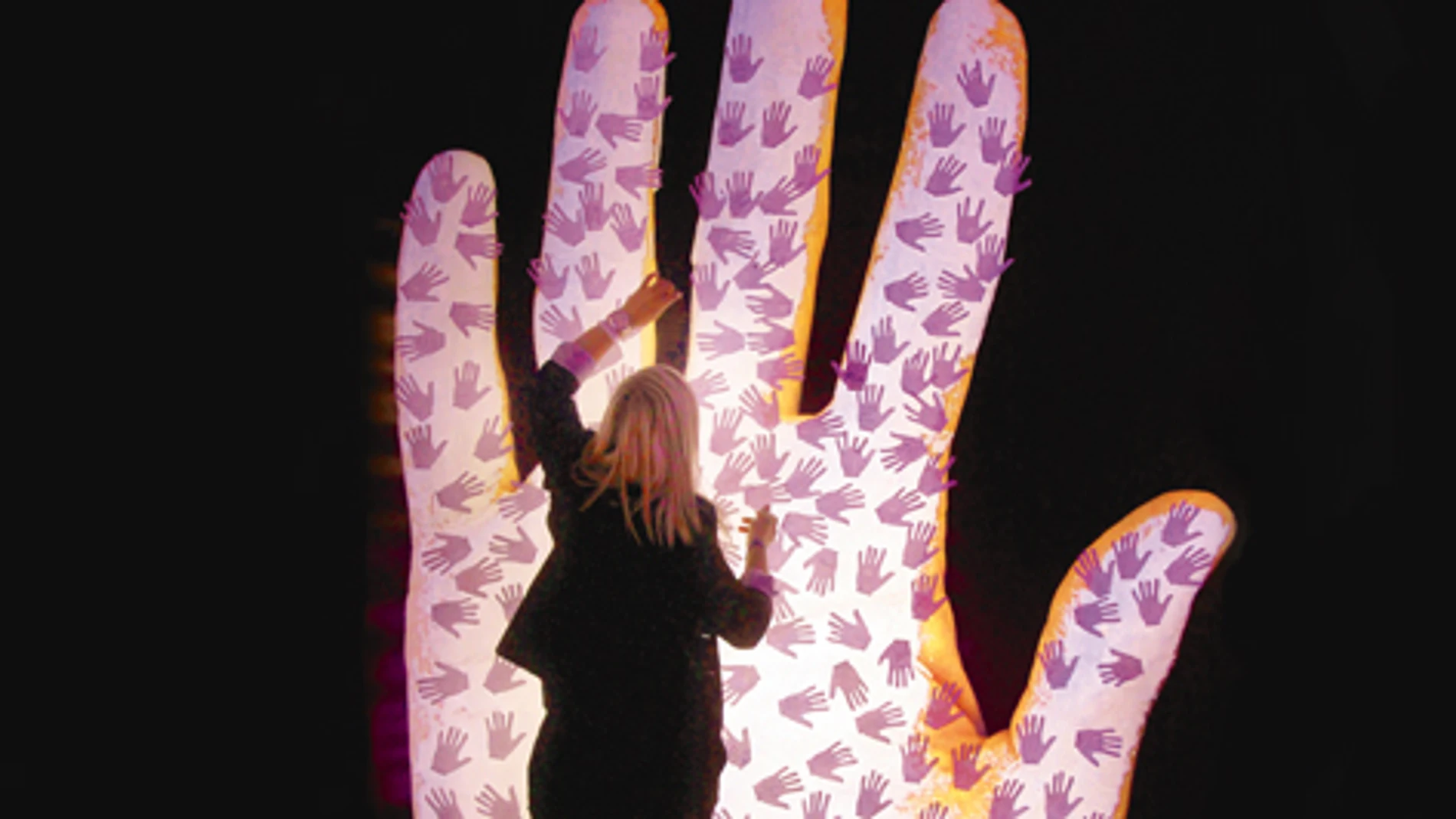 Una gran mano blanca preside la exposición del Congreso de Víctimas inaugurado ayer