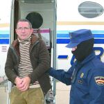 Silva Sinde baja del avión que le devolvió a España para cumplir condena