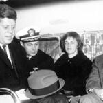 John F. Kennedy en un helicóptero. A la derecha, Pierre Salinger, su fiel jefe de Prensa