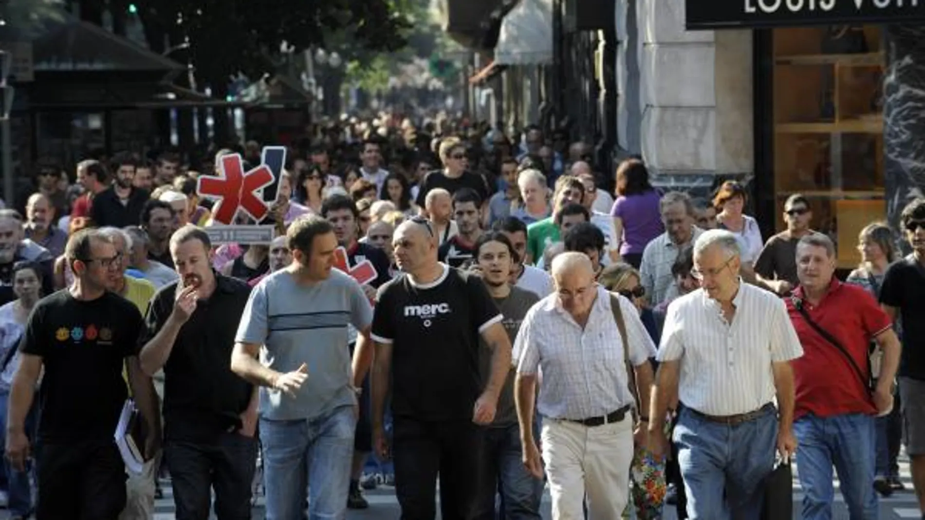 Cientos de seguidores de la izquierda abertzale, han sustituido la manifestación prohibida por la Audiencia Nacional, por la lectura de un comunicado en el Café Antzoki de Bilbao