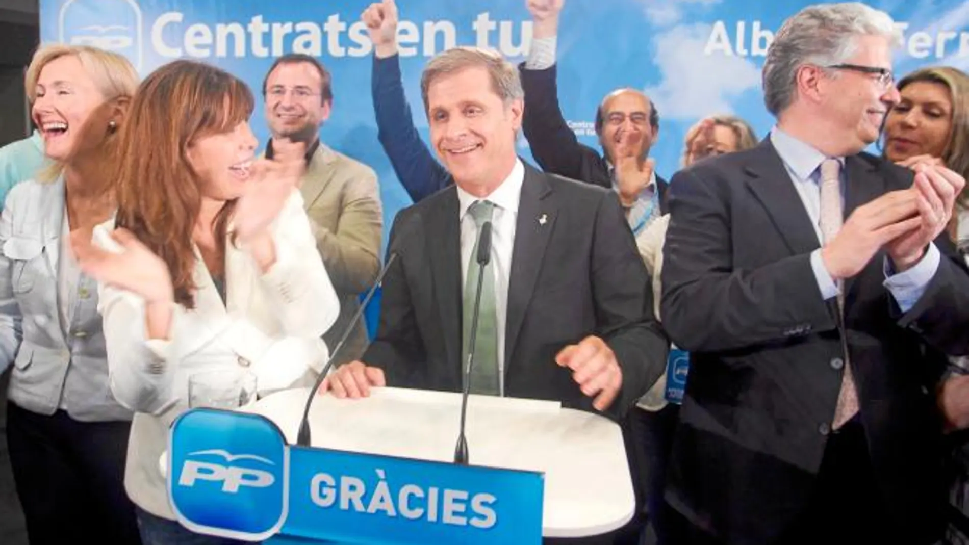 Alberto Fernández celebra un resultado histórico para el PP la noche del 22-M, ocho concejales