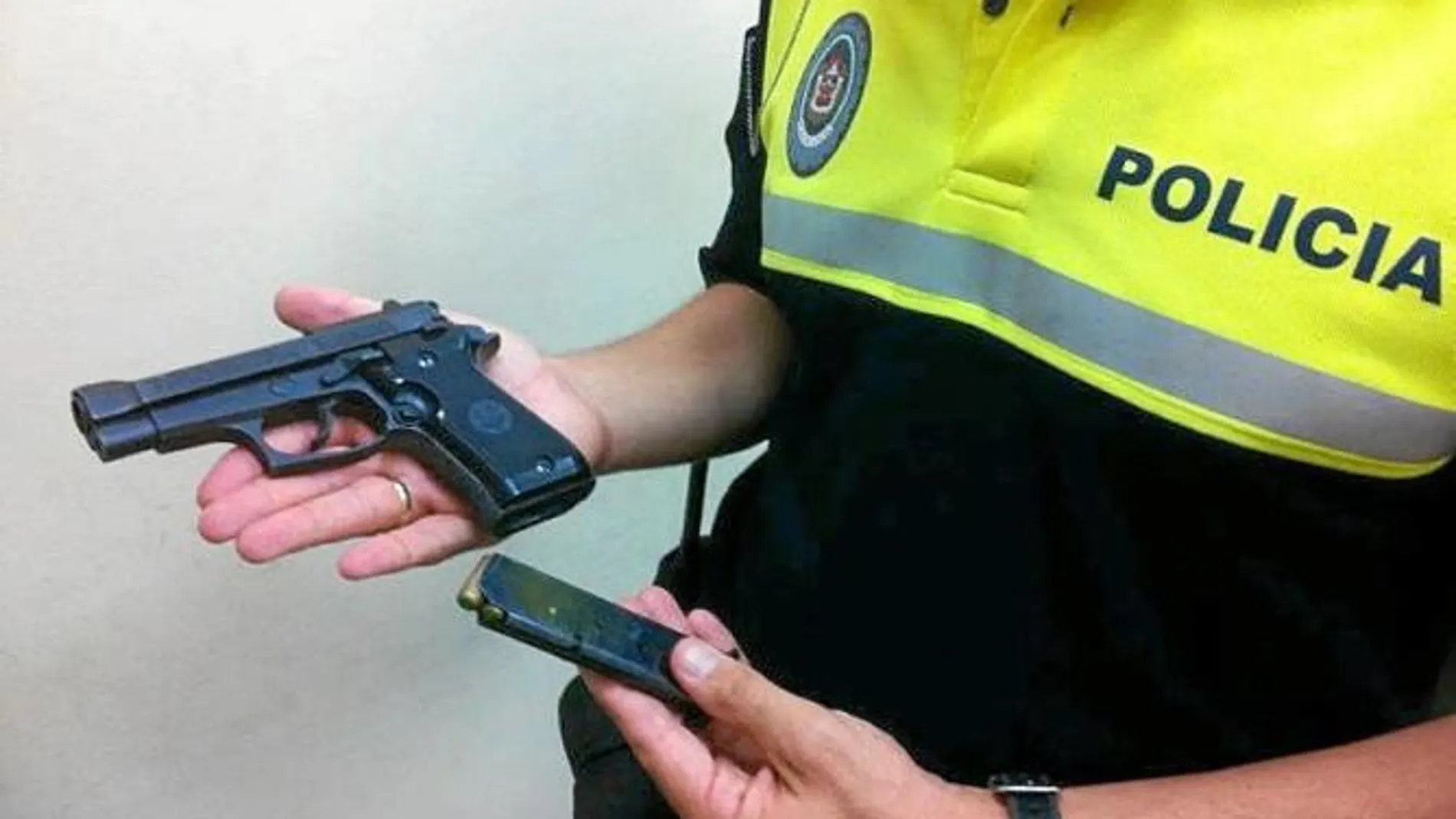 Imagen del arma requisada por la Policía a un gorrilla en la calle Baños