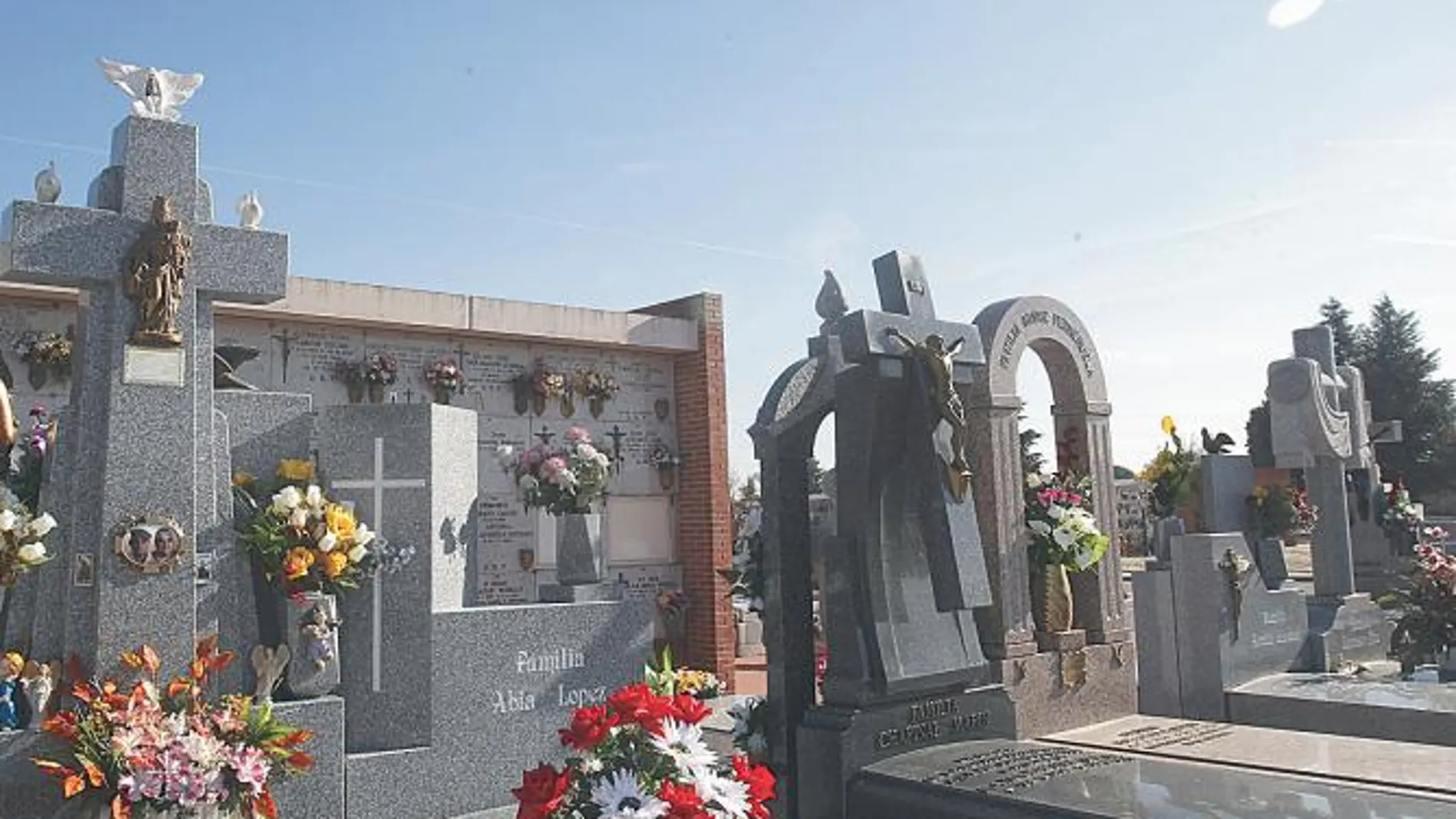 Los cementerios sufren robos y destrozos