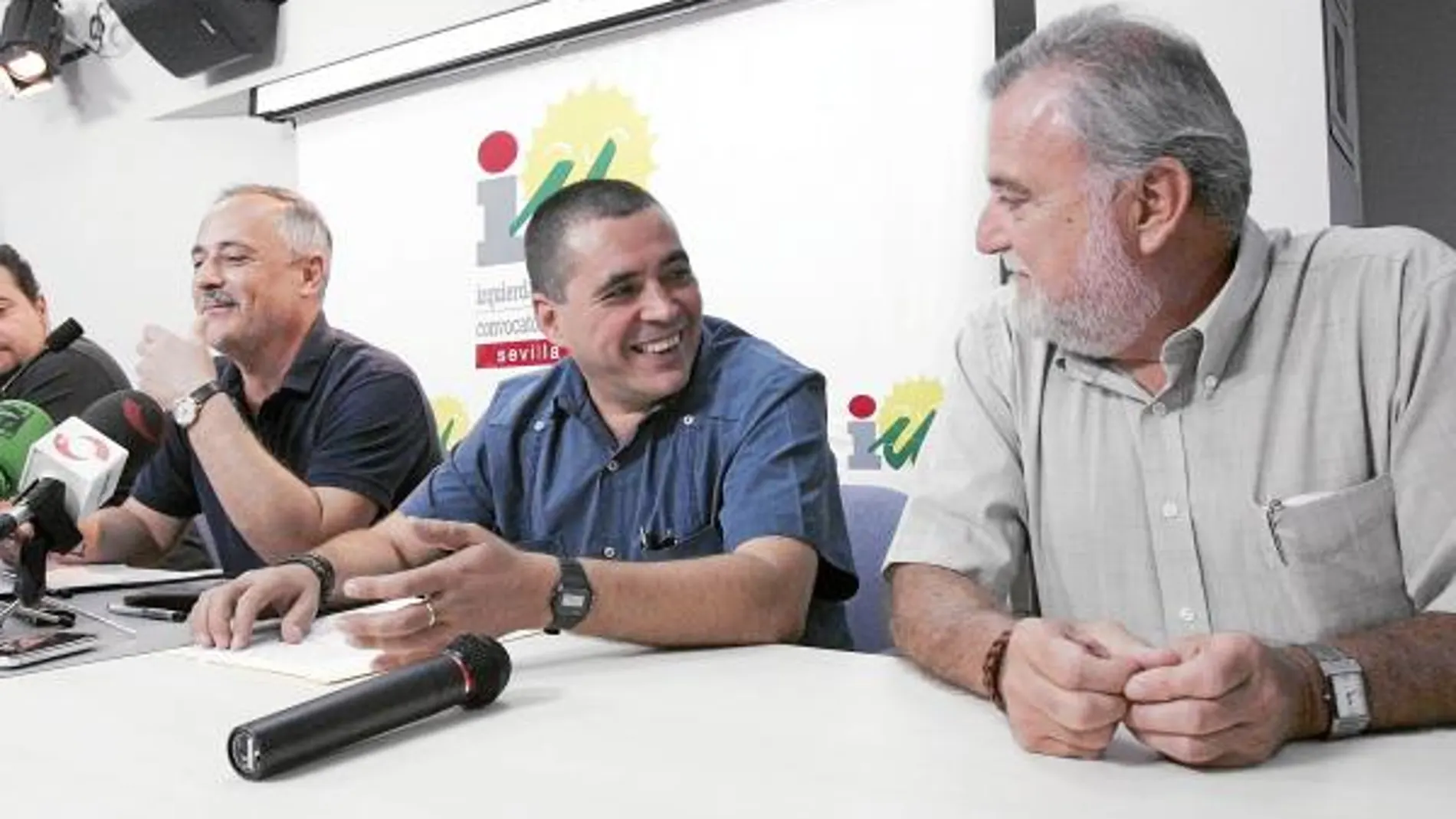 Vázquez y Torrijos conversan cómplices en una comparecencia conjunta