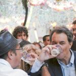 Artur Mas durante su visita de ayer a las fiestas del barrio de Gràcia