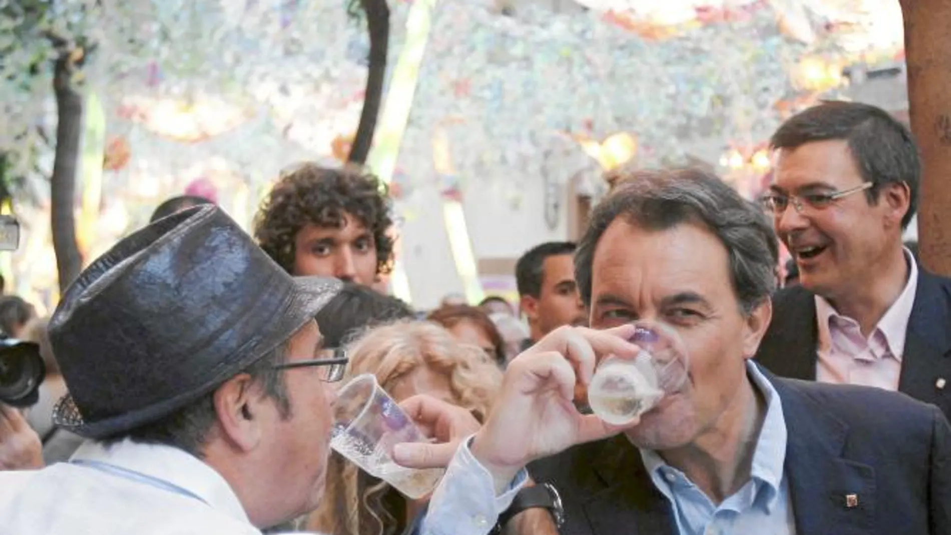 Artur Mas durante su visita de ayer a las fiestas del barrio de Gràcia