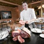 El cocinero en Rubaiyat, el restaurante que dirige en la capital