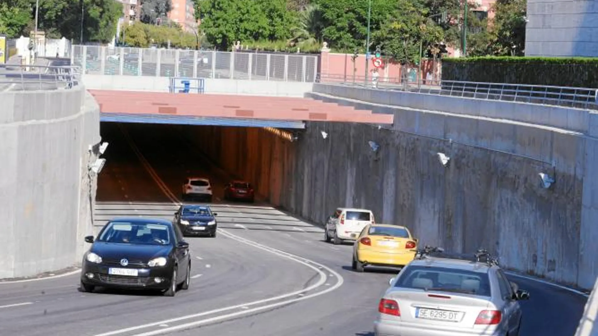 El túnel bajo la avenida de la Palmera fue abierto al tráfico ayer tras los últimos trabajos para acondicionarlo