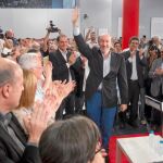 Rubalcaba, en su última visita a la sede del PSC para encontrarse con la militancia