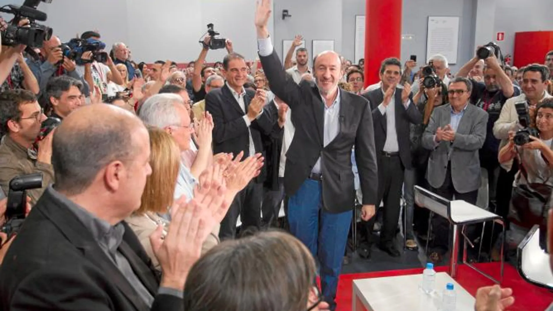 Rubalcaba, en su última visita a la sede del PSC para encontrarse con la militancia