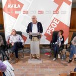 José María Burgos habla en el acto del PSOE abulense, ayer en la zona de Alberche-Pinares, en presencia de Pedro Muñoz y Mercedes Martín