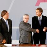 José Luis Rodríguez Zapatero, junto con Ignacio Fernández Toxo (CC OO) y Juan Rosell (CEOE), durante la firma del acuerdo económico y social