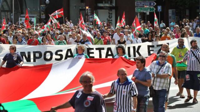 La pancarta que encabezaba la manifestación decía: «No a las imposiciones. Somos una nación», mientras los manifestantes coreaban consignas a favor de los presos de la banda.
