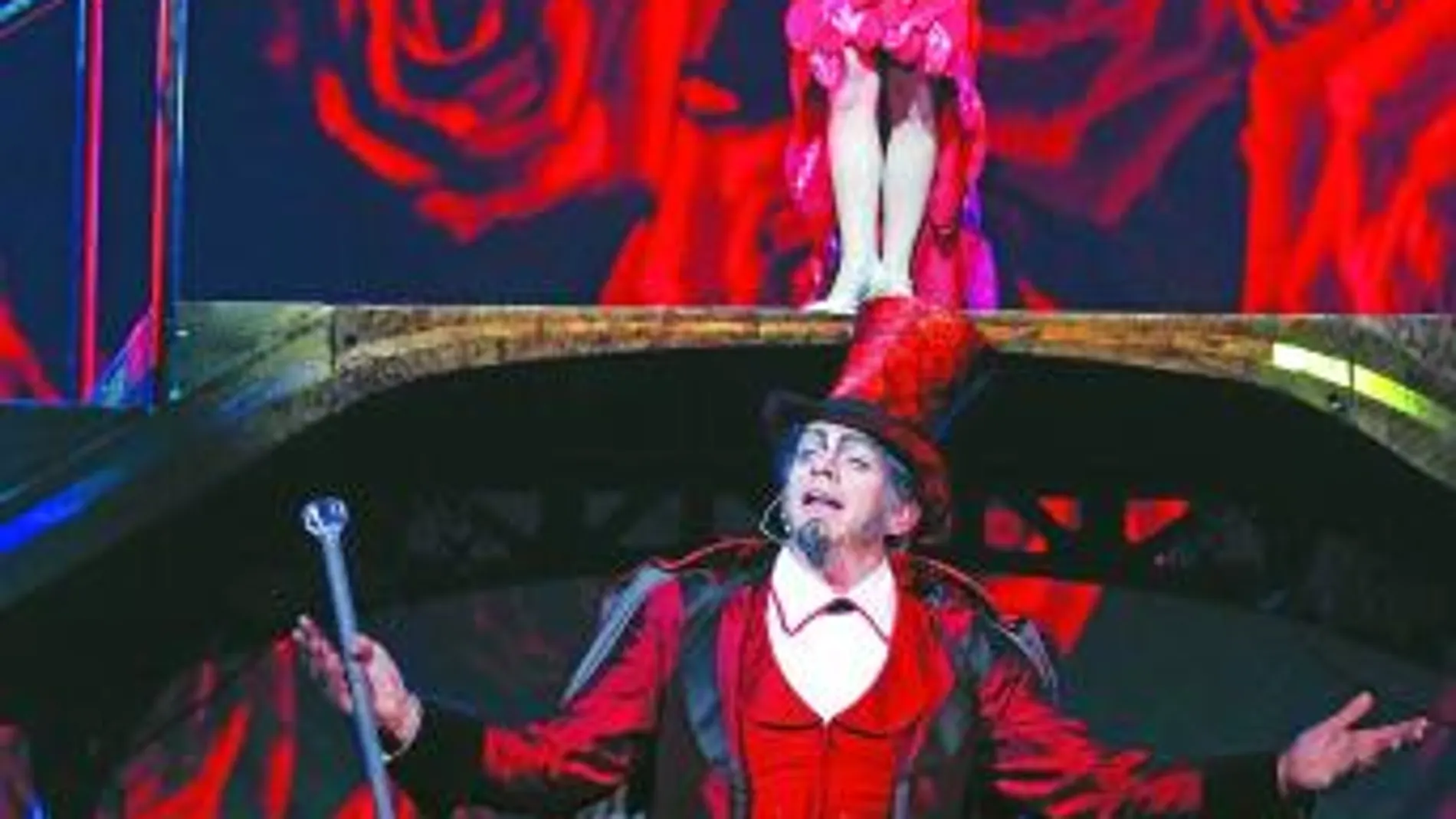 Casiopée y Garou, en una escena de «Zarkana», la ópera rock del Cirque du Soleil