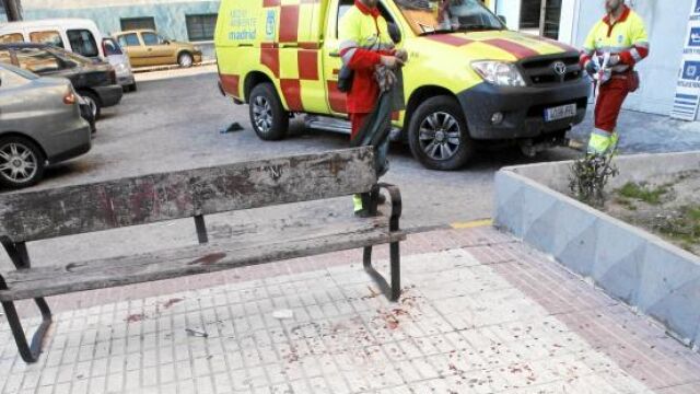 El banco donde se sentó Rulber, en la plaza de la Reverencia, estaba ayer lleno de sangre