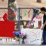 Un muchacho pasa ante un altar en memoria de Christina Taylor Green, la niña de 9 años fallecida en la matanza