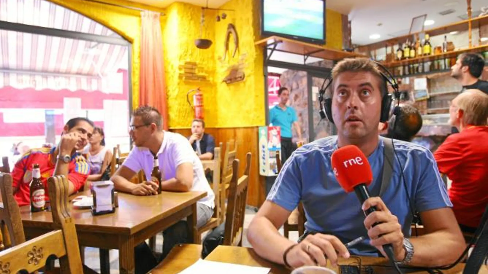 Borja Inza, de RNE, narró el Getafe-Levante desde un bar