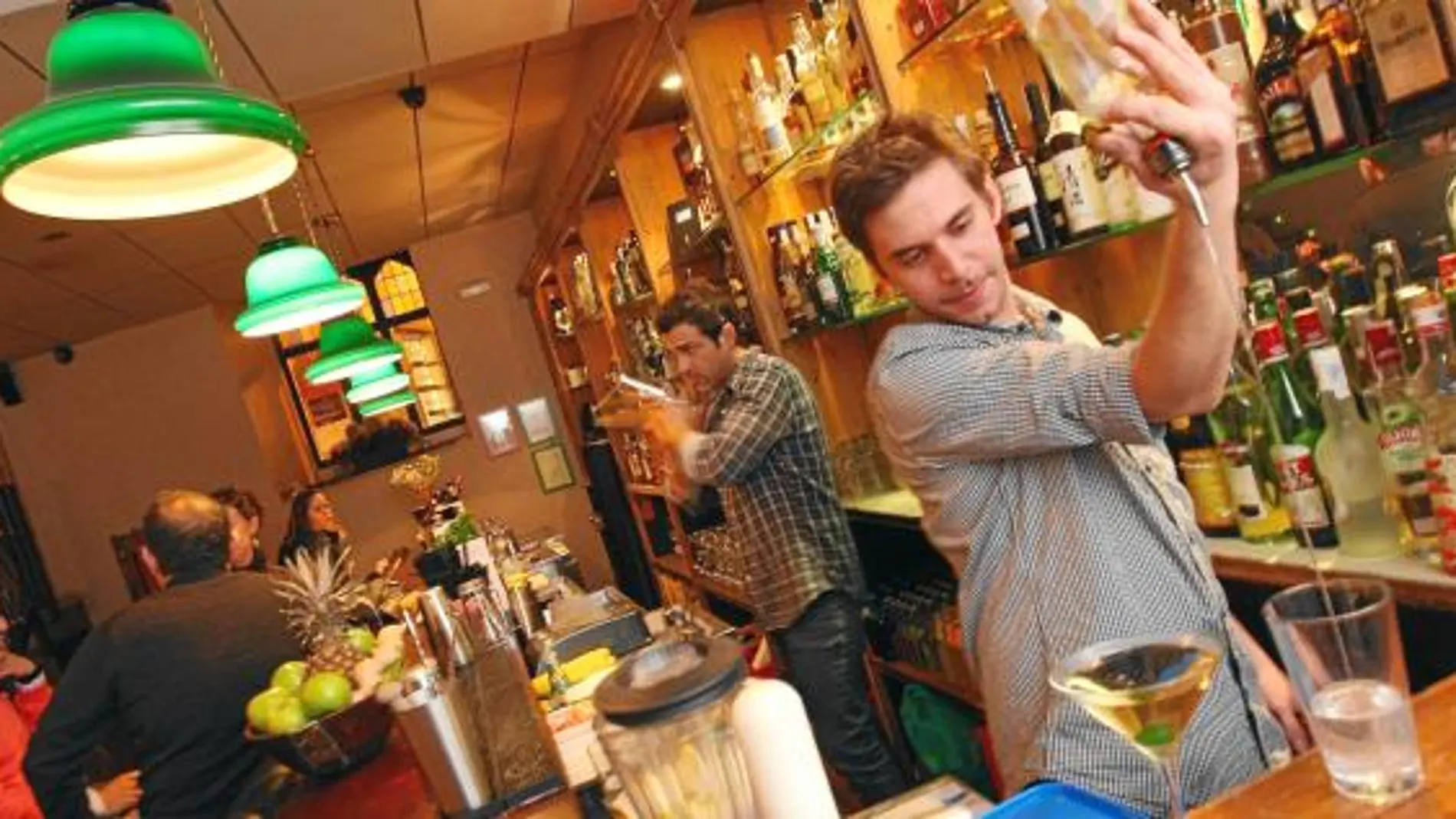 Su ambiente, con luz tenue, invita a sus asiduos a conversar a gusto