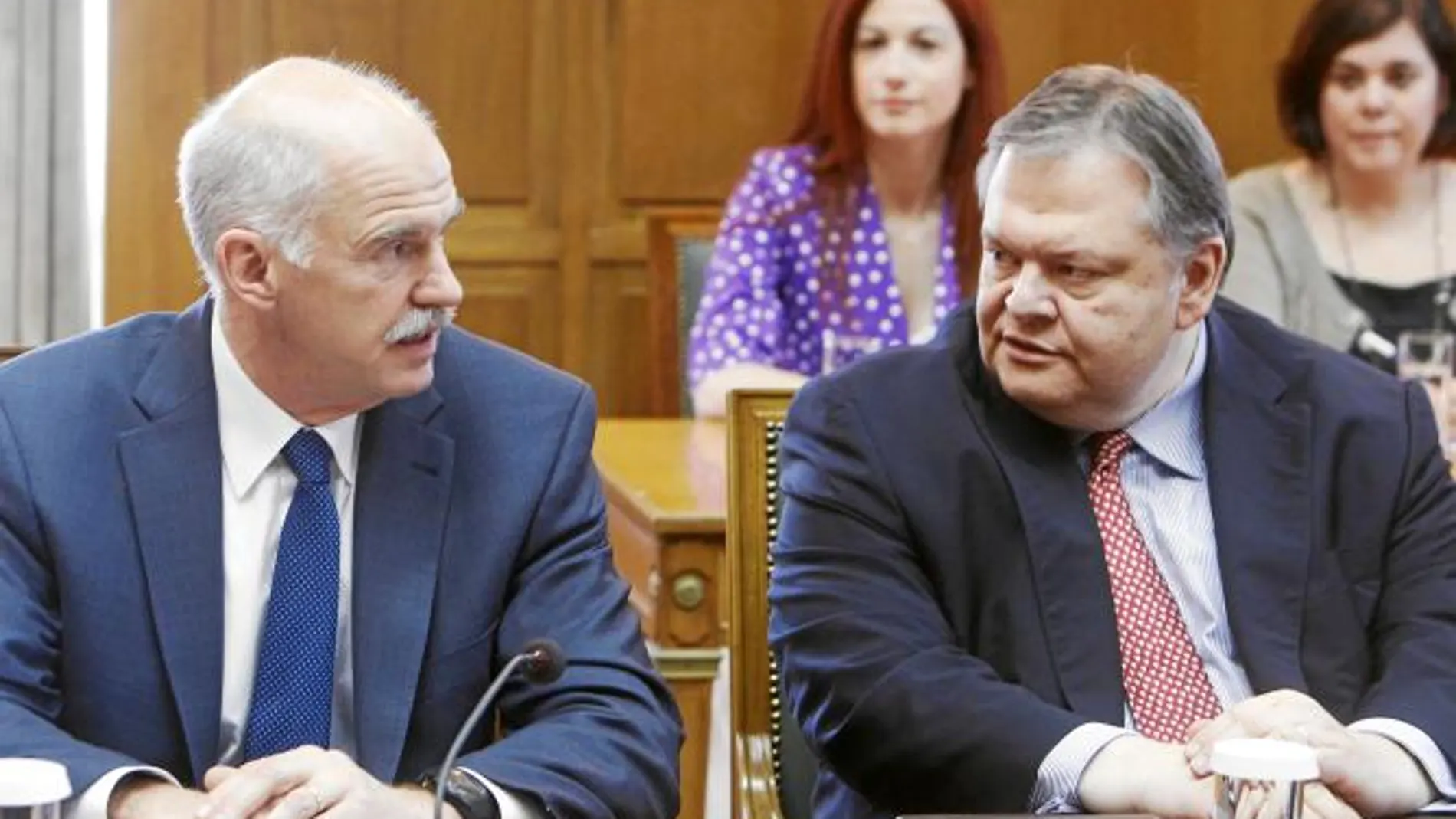 Papandreu conversa con Venizelos, que debutará mañana como ministro de Finanzas en la reunión extraordinaria del Eurogrupo