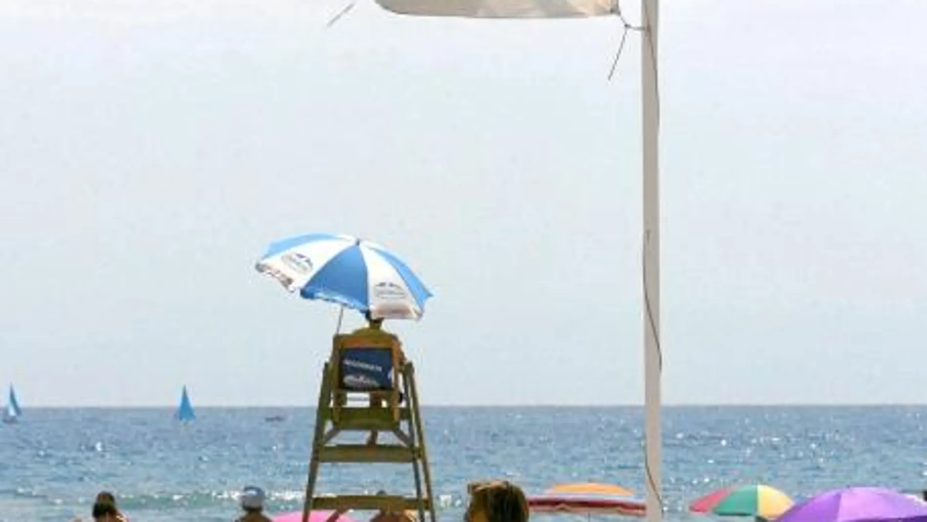Los socorristas alertan de que muchos bañistas hacen caso omiso a la bandera roja