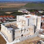 Vista aérea de la fortaleza restaurada en la localidad de Fuentes de Valdepero
