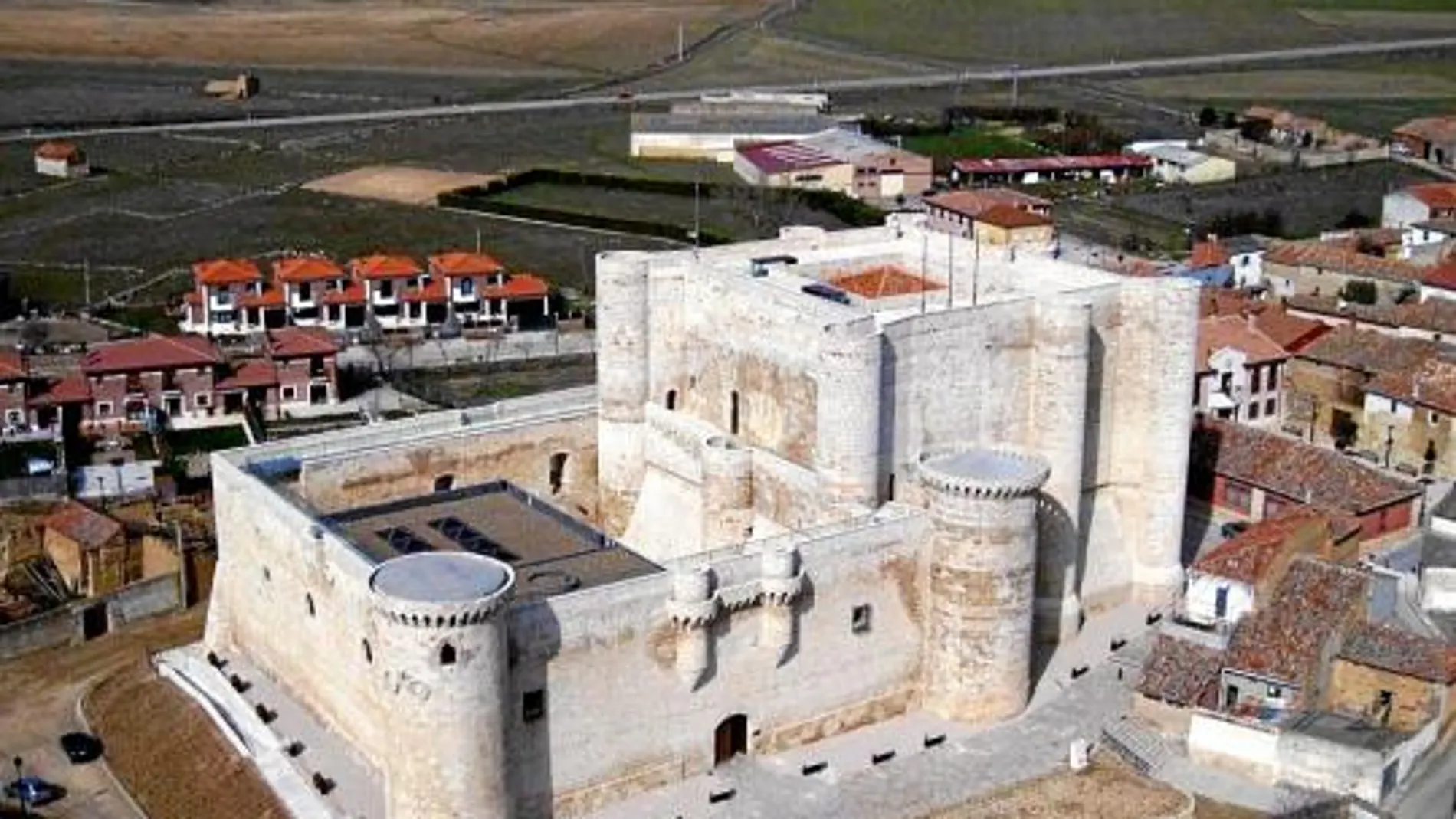 Vista aérea de la fortaleza restaurada en la localidad de Fuentes de Valdepero