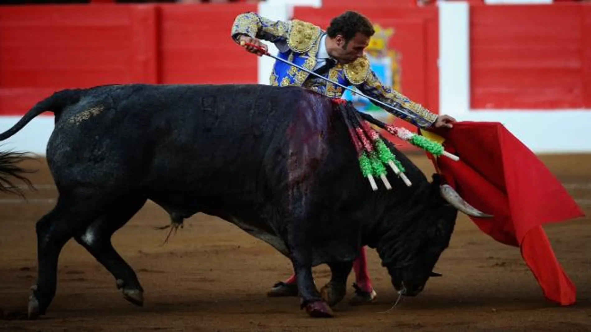 El extremeño alarga un natural con la espada ayer en Santander