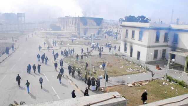 Los manifestantes salen a las calles de Benghazi después de haberse hecho con el control de la segunda ciudad más grande del país