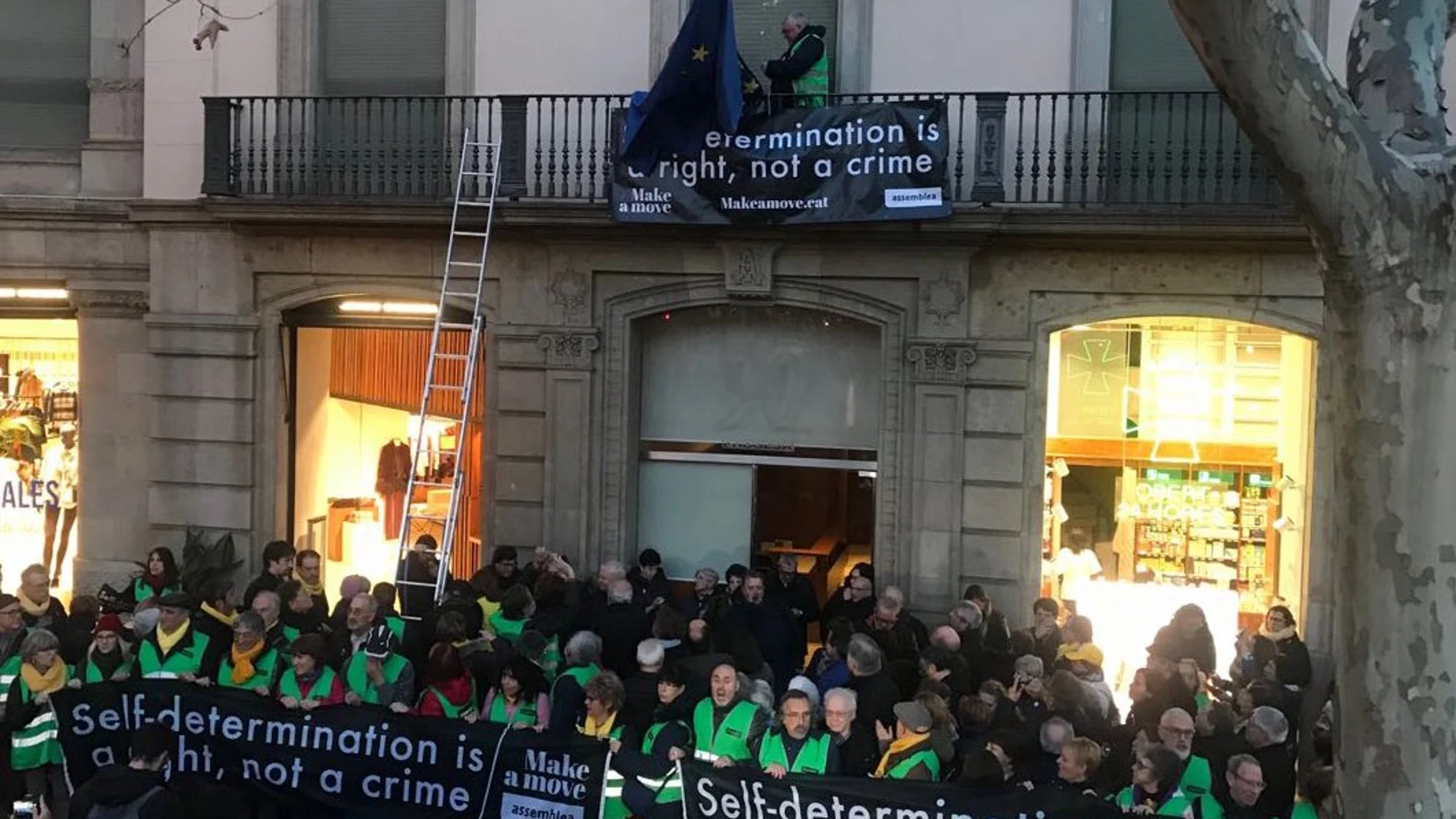 La pancarta colgada por la ANC en el balcón de la sede de la Comisión Europea, en inglés, con el lema "la autodeterminación es un derecho, no un crimen"
