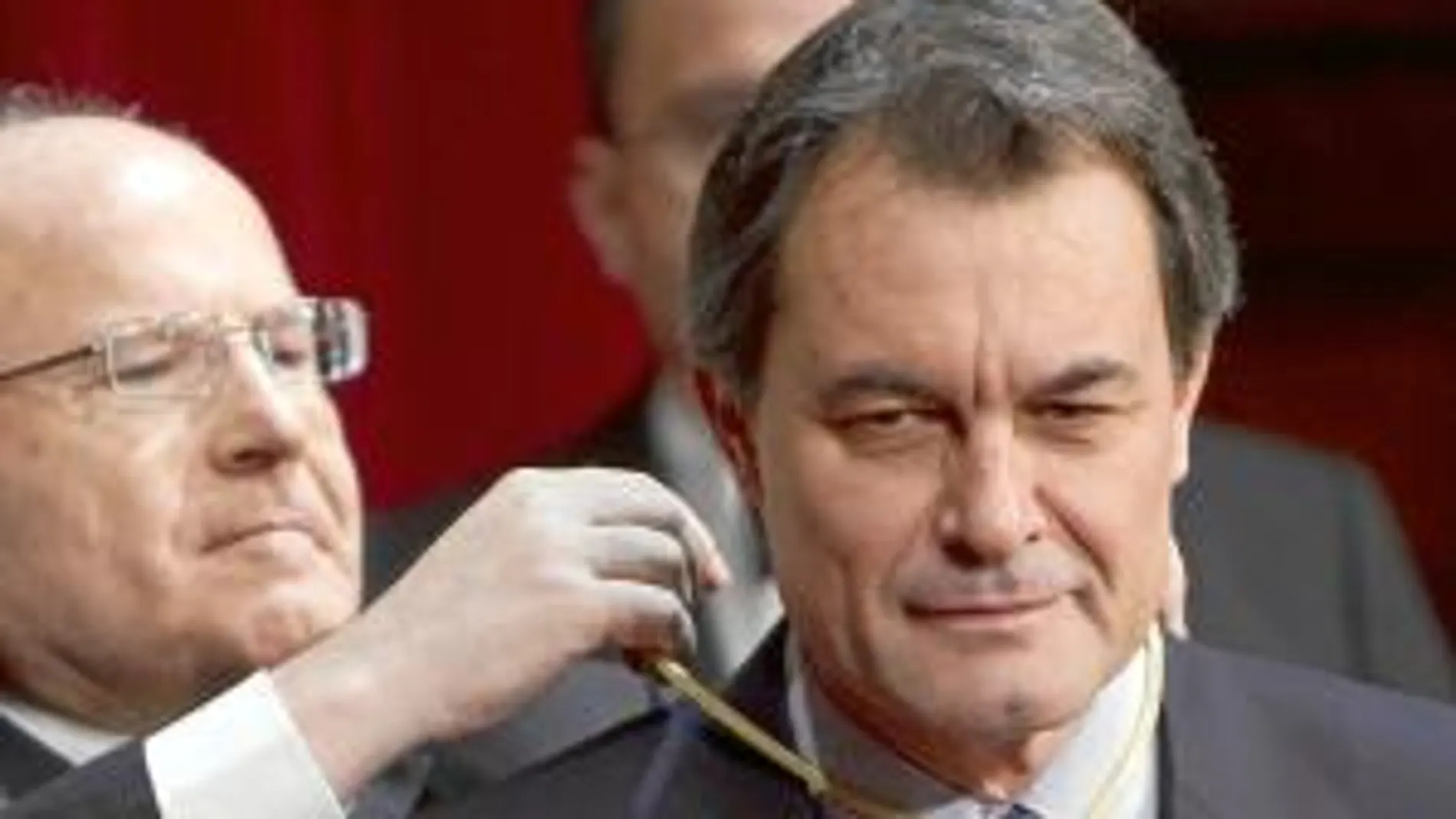 Montilla impuso la medalla de president a Mas el 27-D. Sólo Mas-Colell, Puig y Roiz le han podido robar algo de protagonismo.