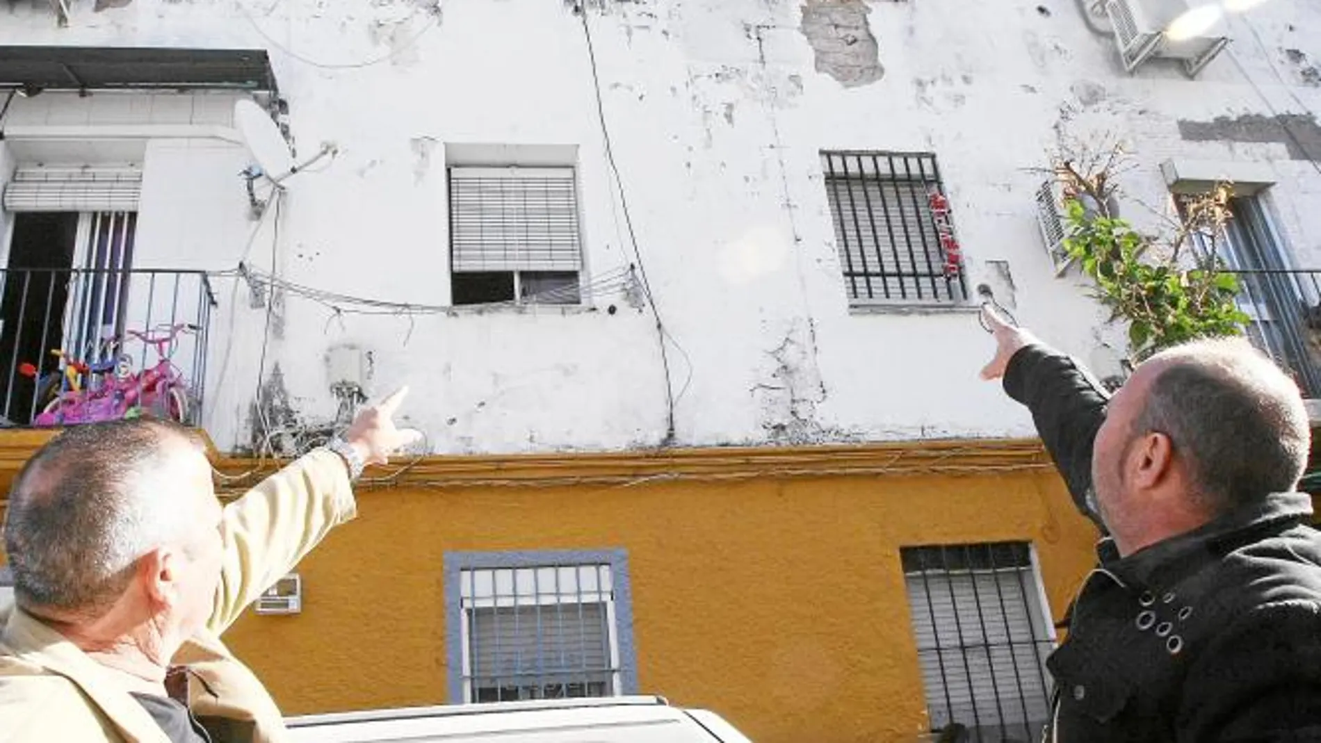 Aspecto que presenta la fachada de uno de los edificios de propiedad municipal