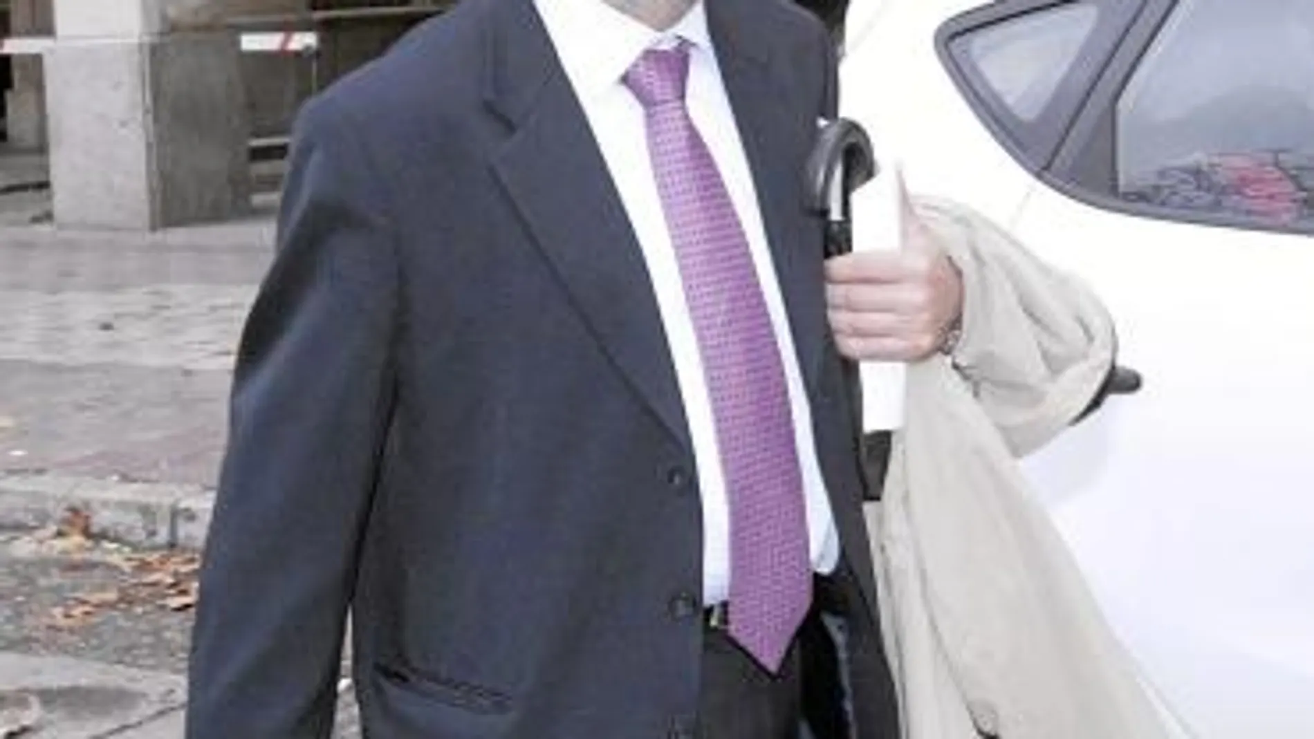 El ex director adjunto de Mercasevilla Daniel Ponce reclama ser incluido en las prejubilaciones del expediente de 2007