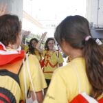 Varias jóvenes se despiden en la estación madrileña de Chamartín