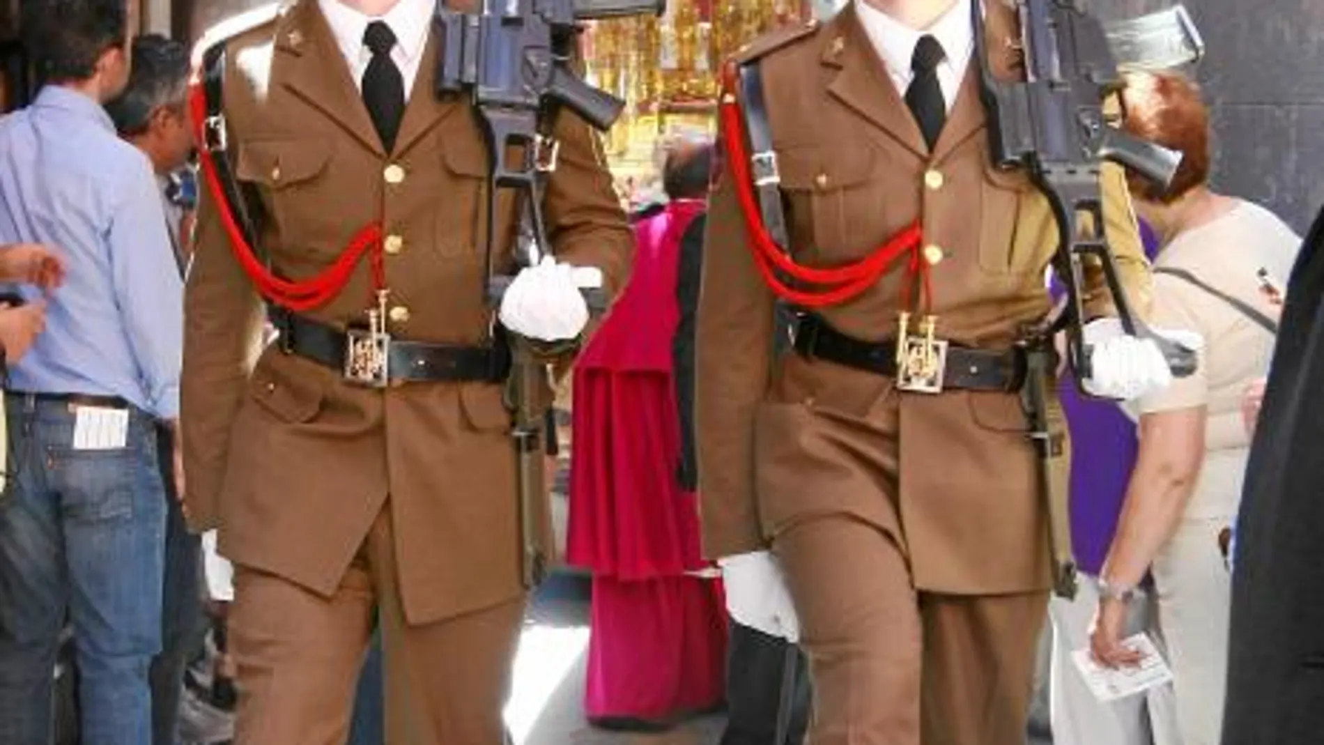 Los cadetes de la Academia de Infantería de Toledo recibieron a la Custodia de Arfe con 12 salvas reales y entonaron el himno nacional