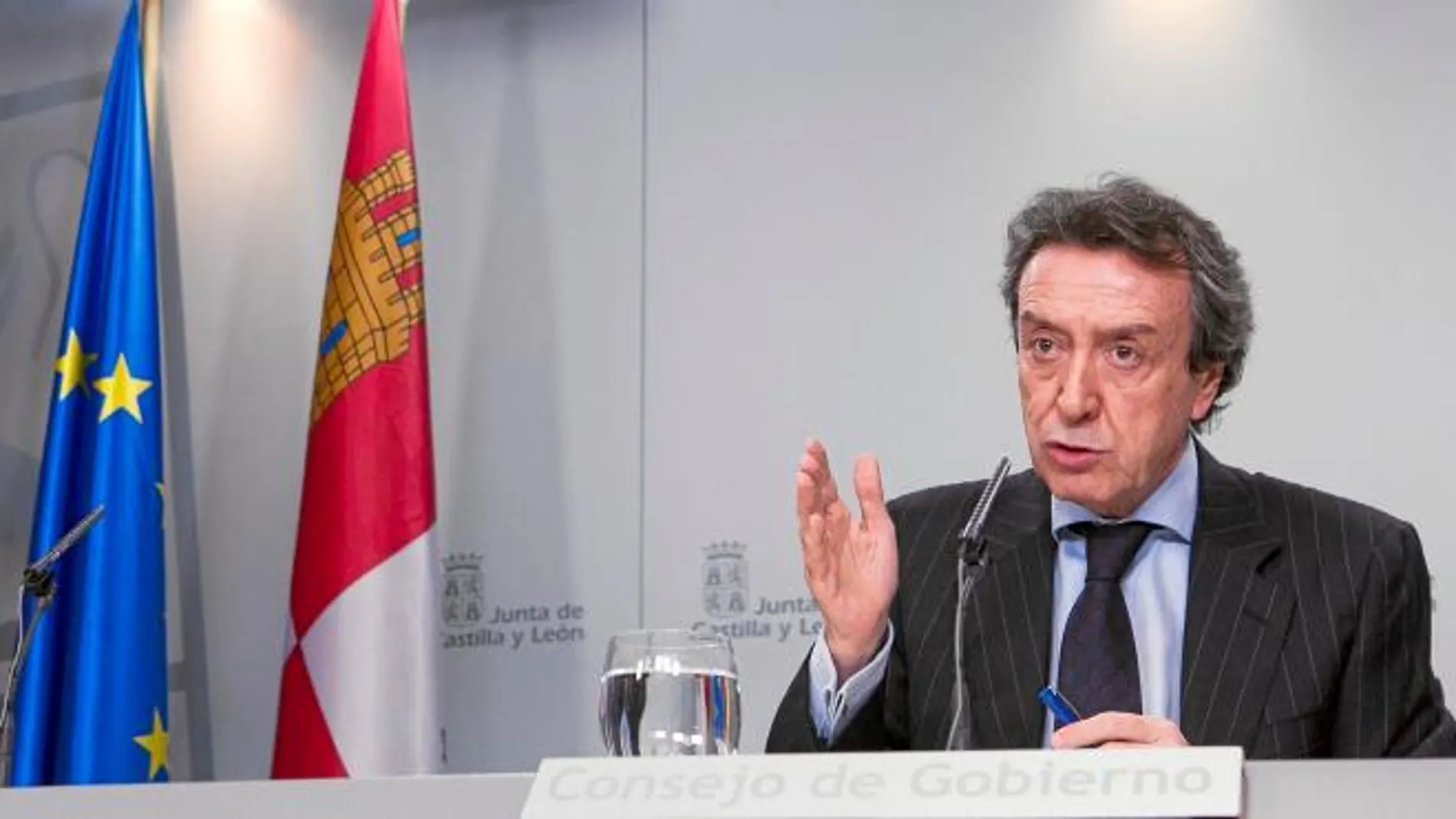 El consejero de la Presidencia y portavoz de la Junta de Castilla y León, José Antonio de Santiago-Juárez, durante la rueda de prensa posterior al Consejo de Gobierno celebrado ayer