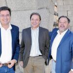 Óscar López posa con los candidatos socialistas al Senado y al Congreso, Félix Montes y Juan Luis Gordo