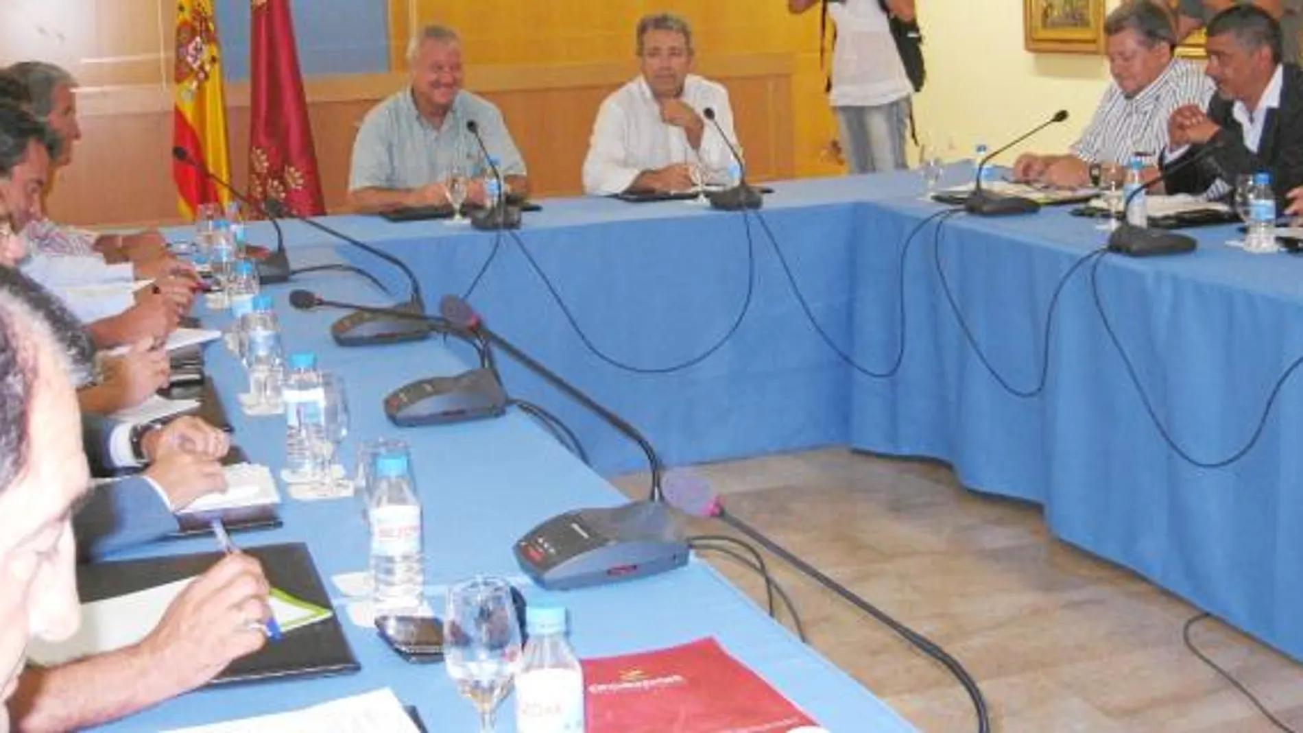 El presidente de la Comunidad, Ramón Luis Valcárcel, y el consejero de Agricultura, Antonio Cerdá (centro), presidieron el primer encuentro con las asociaciones agrarias